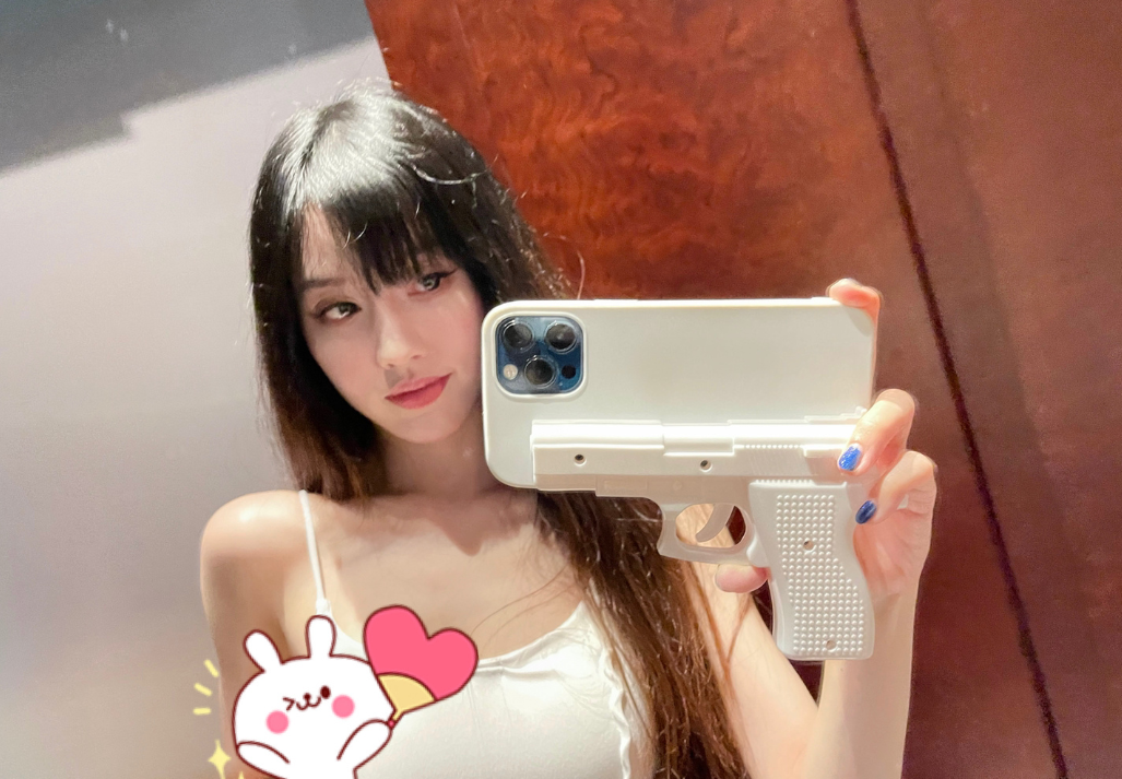 环球影城|by2风波后首次现身，游环球影城心情不受影响，拍照姿势引发热议