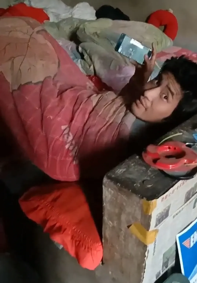 充电宝|20岁小伙天天在家玩手游,值钱东西就两样:手机和充电宝