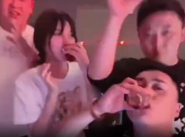 |吴迪老婆被徒弟趴身上强压，九儿暴怒用脚狠踹！方丈大哥感慨方丈被封