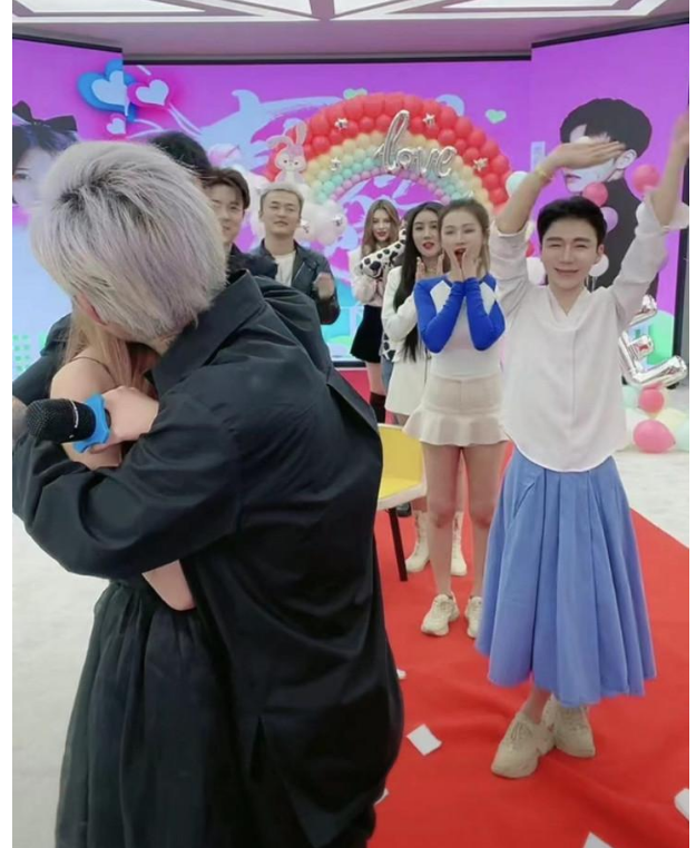 殷世航|网红殷世航直播订婚场面低俗，连账号被封，何婧婧急忙撇清关系