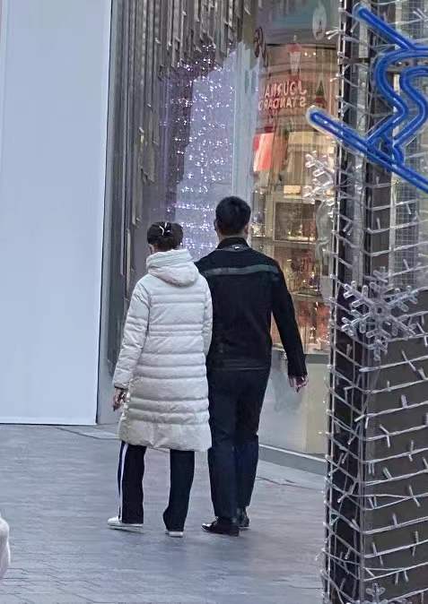 丁宁|31岁丁宁退役后恋情曝光？与男生牵手逛街，甜蜜互动，粉丝送祝福