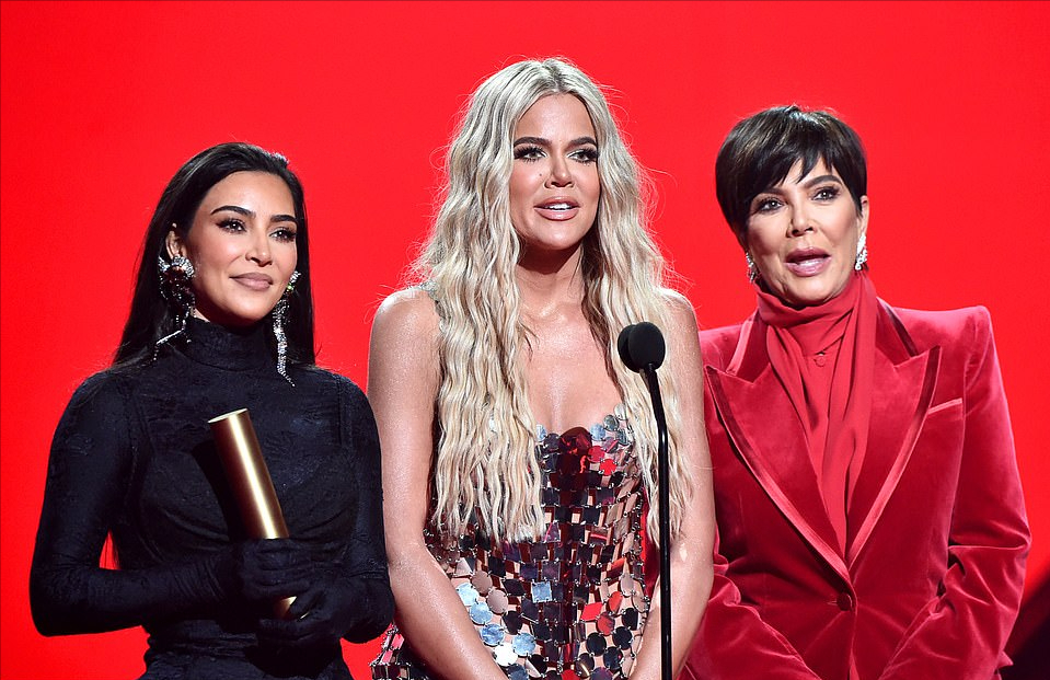 金·卡戴珊|卡戴珊母女闪耀颁奖礼！金姐一身黑色内衣外穿，三姐亮片裙抢风头