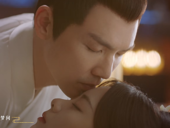 锦心似玉|《锦心似玉》十一娘哄谆哥睡觉，侯爷吃醋和儿子争宠！吻戏太甜了