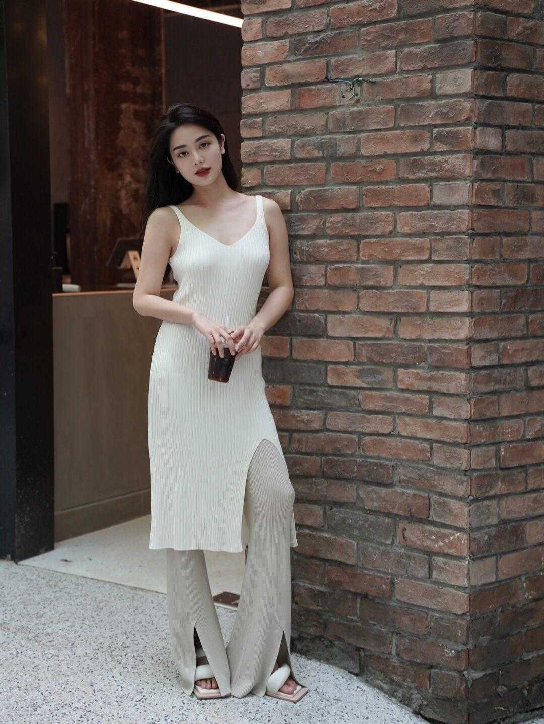 何有强|秋季的简约穿搭指南,毛衣外套搭配吊带裙高级时髦,精致大气