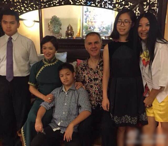 金星|金星晒跨年视频，和老公互怼欢乐多，养子罕见出镜拍全家福