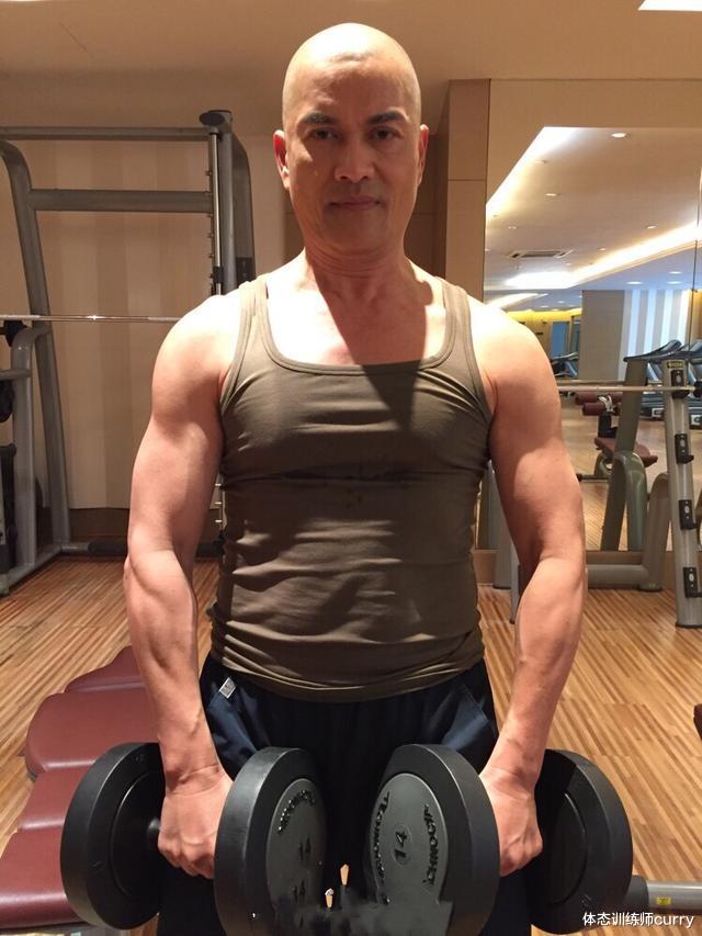 运动|63岁吕良伟这身材？真是越活越年轻，对抗衰老，自律运动不能少