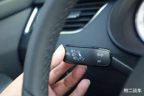 货车|高速上超车能开左转向灯吗？现在知道还不晚，紧要时刻还能保命