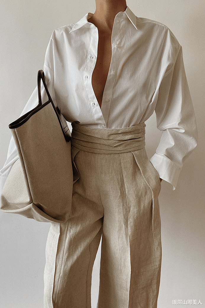 峨眉山周美人|女人50岁以后，夏天少穿T恤搭牛仔裤，学三木妈这样穿，真显气质