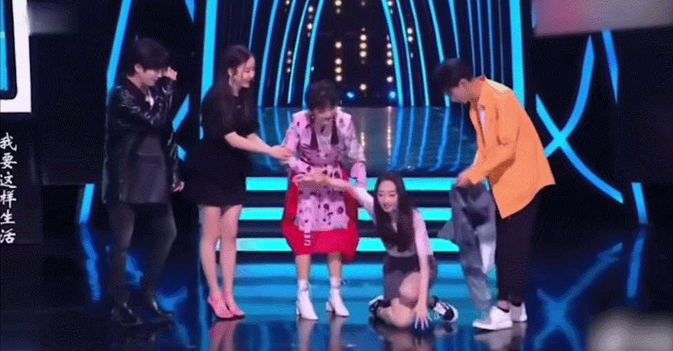 古力娜扎|娜扎被男演员公然袭胸，咋还替他说话呢？