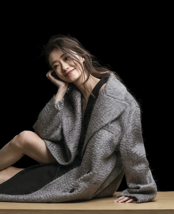 李沁|张小斐丢掉李焕英光环，穿吊带S型曲线明显，性感被埋没就可惜了