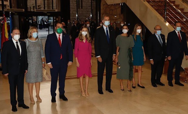 全球时尚风行 西班牙王室聚首颁奖礼！48岁莱后穿着温婉，为两公主“保驾护航”