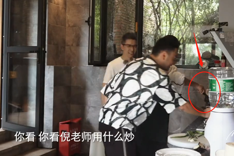 傅晶|62岁倪萍节目拿菜刀炒菜！翻炒娴熟一脸淡定，朱广权站旁边好惊讶