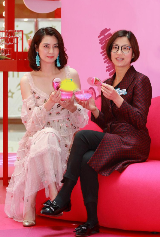 潮流新风|洪欣半百的年纪不服老,穿薄纱仙女裙像小姑娘,一点儿不输00后