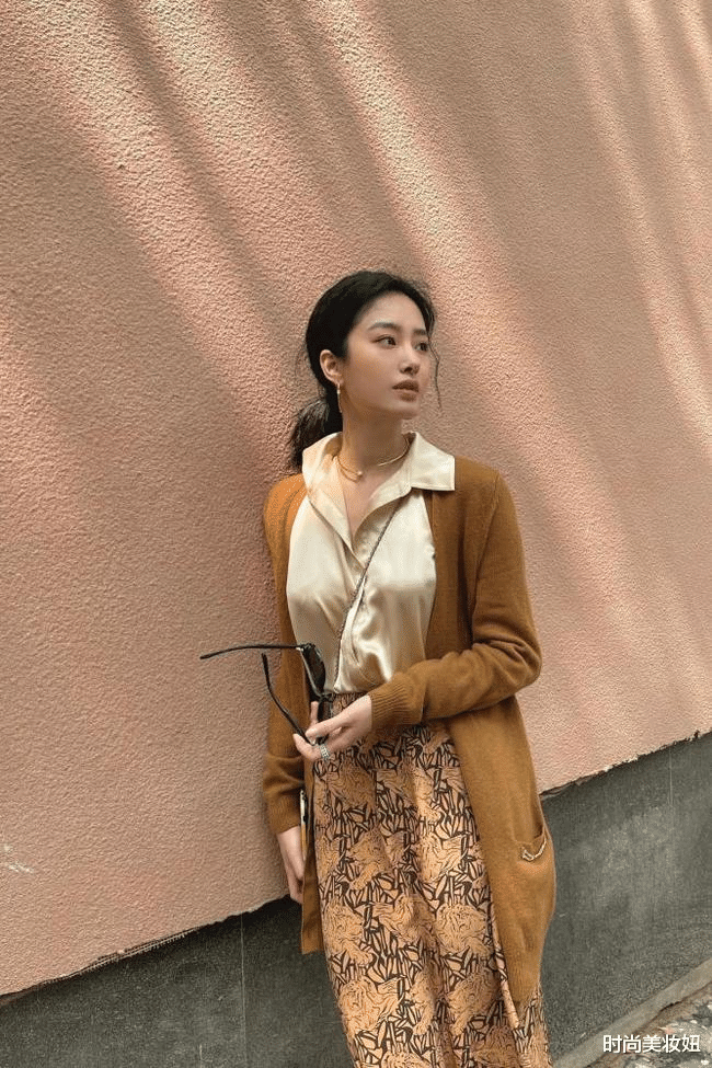 时尚美妆妞 杨采钰身材真“标致”，穿紧身针织衫配西装裤，超模身材太养眼