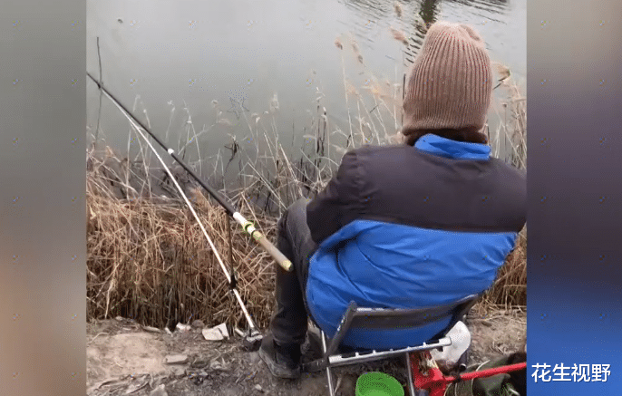 大爷|安徽男子河边钓鱼,一大爷带鱼鹰捕鱼,网友:人家是专业的