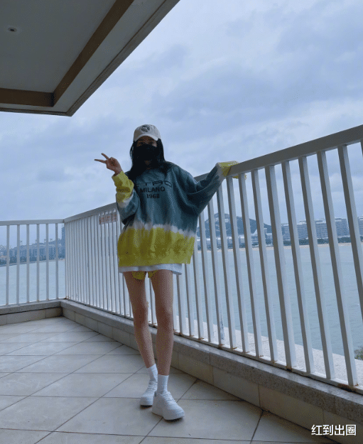 杨幂|杨幂晒美照带头支持国货！脚踩百元鸿星尔克，未P图下的双腿瘦成竹竿