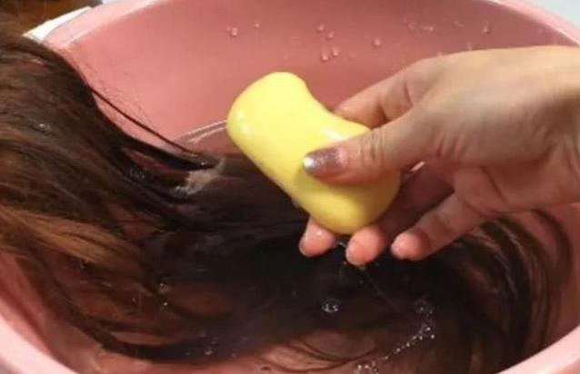 美好大千世界|山东女子坚持用“硫磺皂水”洗头，一段时间后，头发有什么变化？