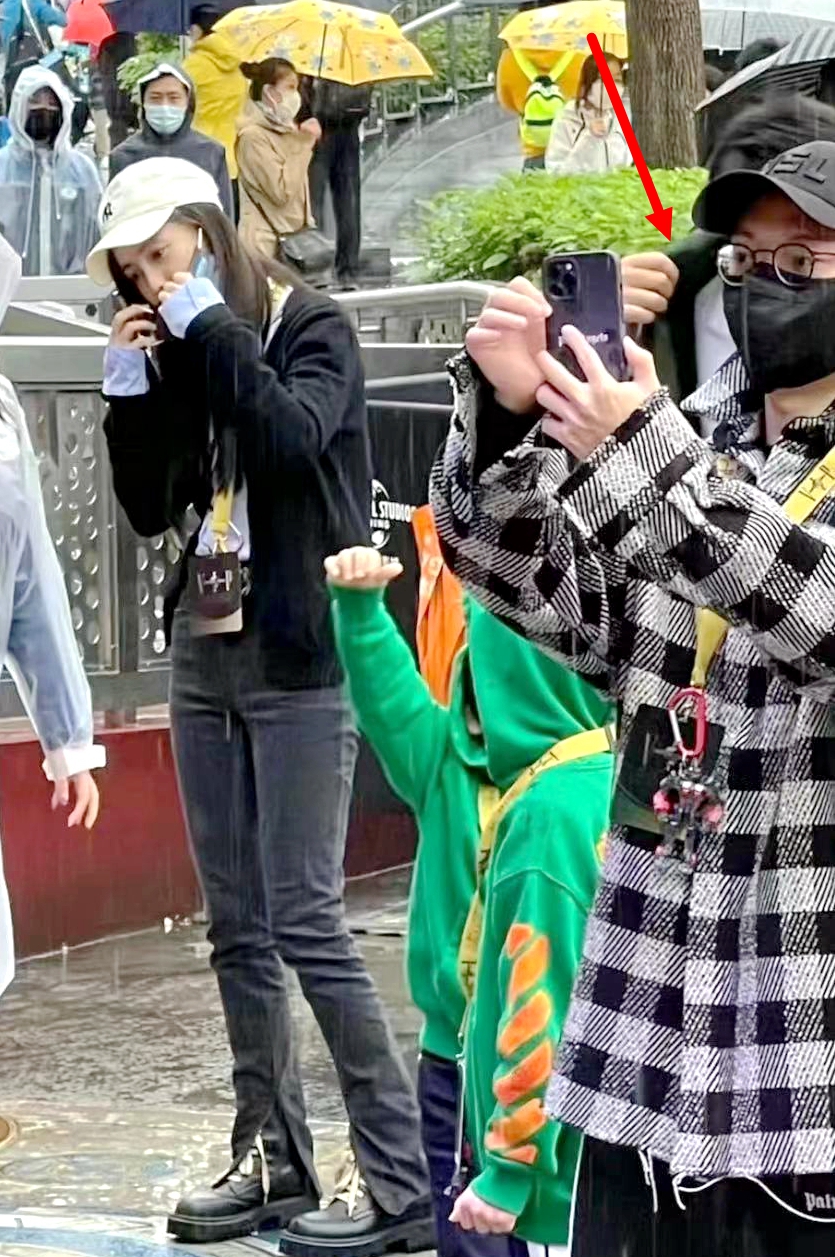 Angelababy|网友偶遇黄晓明baby带儿子到乐园，四岁小海绵连拍照都不敢摘口罩