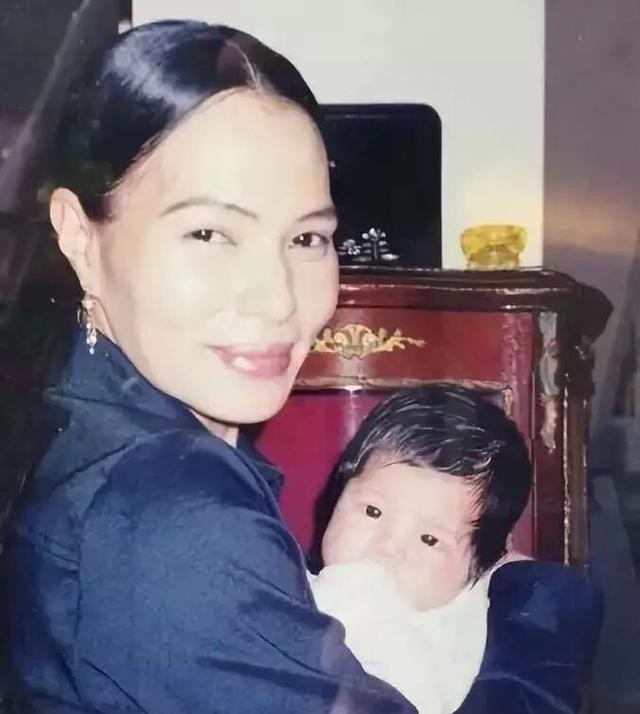 肖浩飞白|25岁走红,50岁出轨,被老公捉奸赔偿800万,潘越云的故事好荒唐