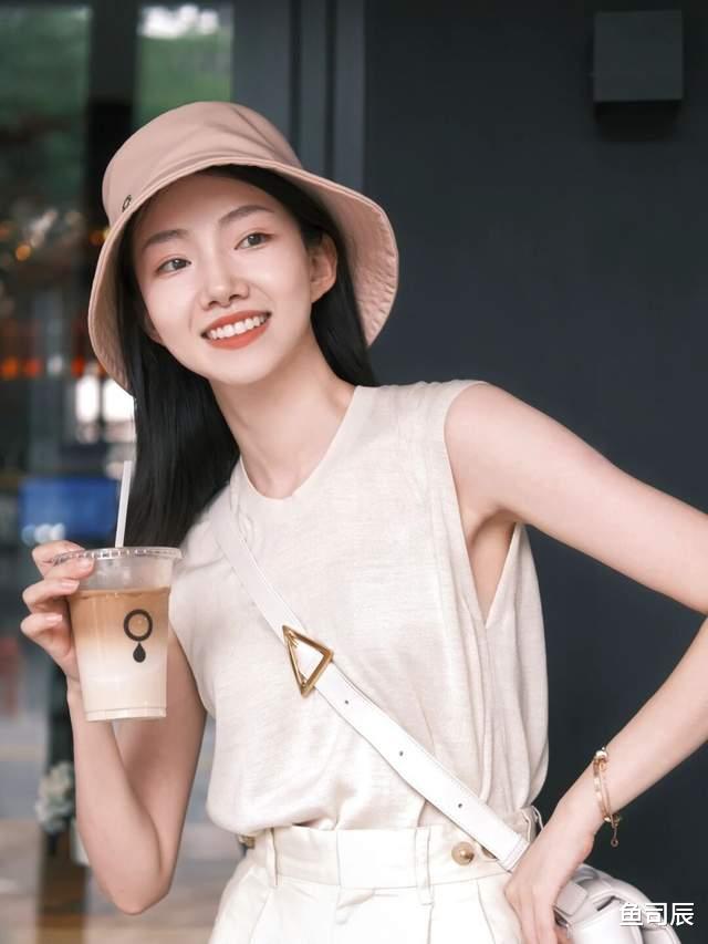 鱼司辰|20岁到30岁的女生夏季末尾这样穿，衬衫配阔腿裤简约洋气，超好看