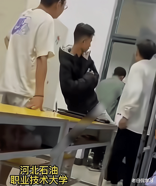 老白侃学习|继“美玉学姐”后,河北一高校又现“花臂男”查寝,教育局已介入