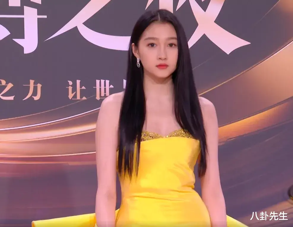 黄晓明|微博之夜女星斗艳：热巴精致如洋娃娃，江疏影穿着最大胆