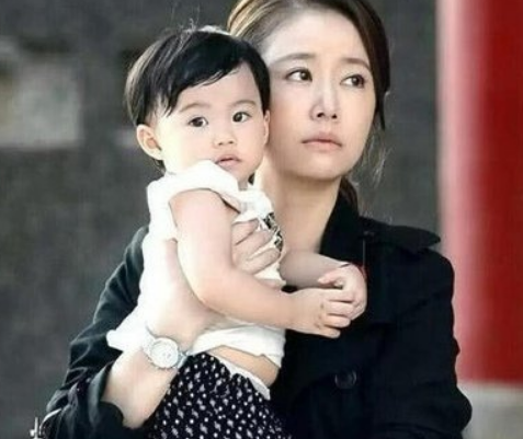 张柏芝|有种“心动”叫林心如女儿，4岁穿背带裤超有范，网友：小鹿乱撞