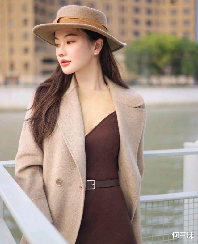 何三沫 不要只会穿裤子过冬,可以尝试连衣裙搭配大衣,既温柔又有魅力