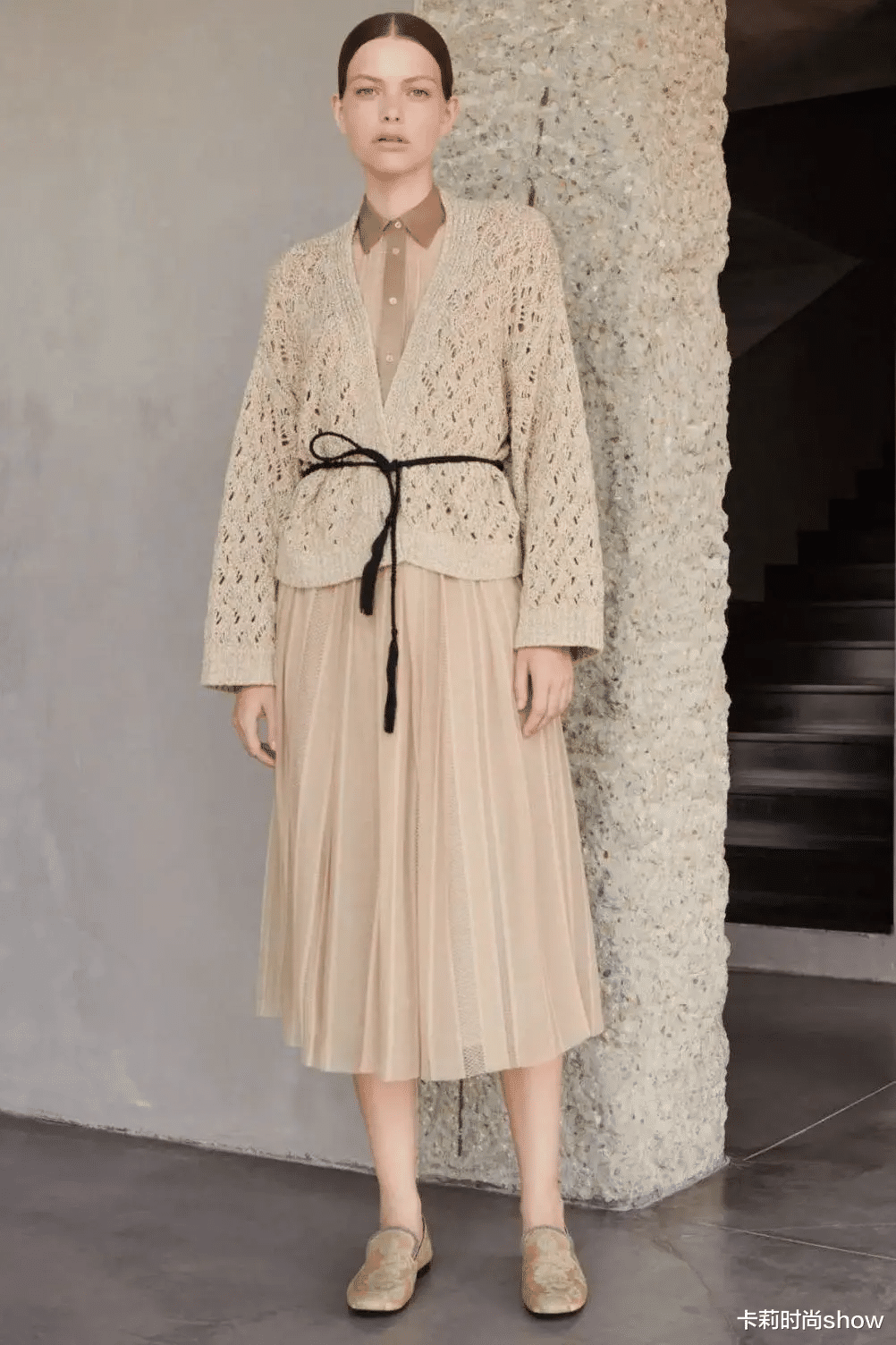 卡莉时尚show 奶奶衫+碎花裙,奶奶衫+百褶裤=今秋时髦搭配,可气质可温柔