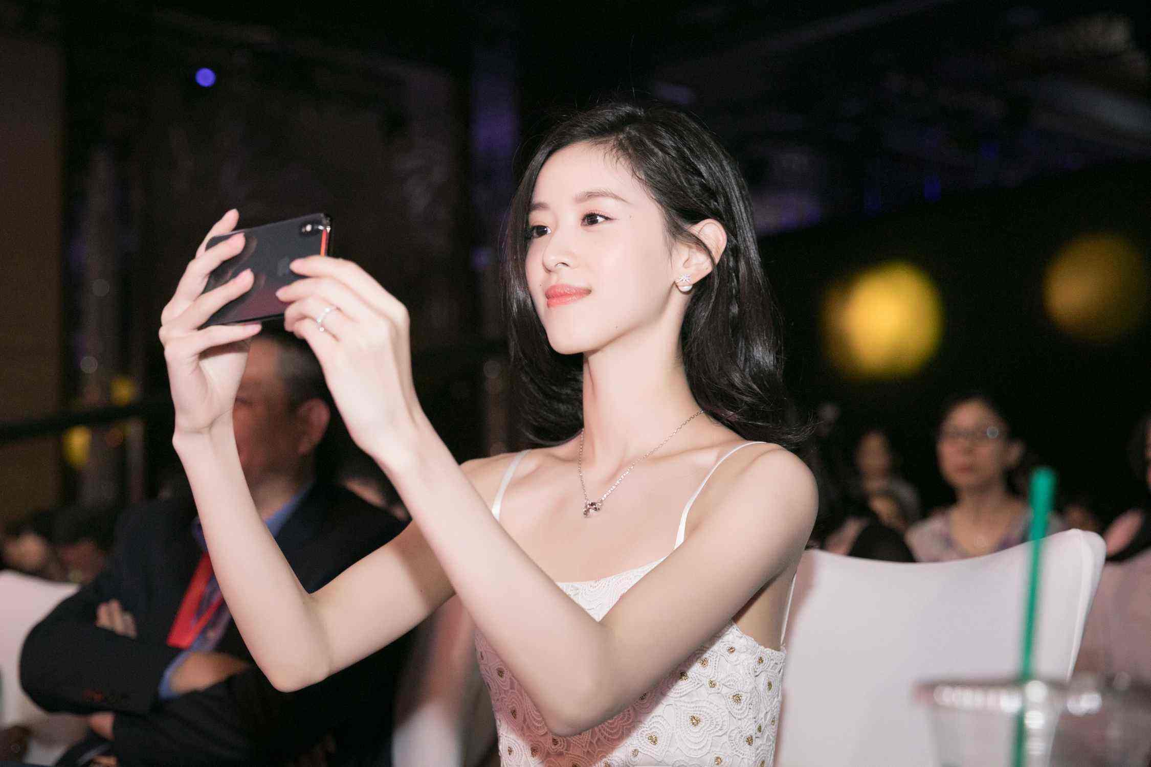 章泽天|章泽天新年晒登山照片,原相机视角颜值超赞,网友疑拍摄者为刘强东