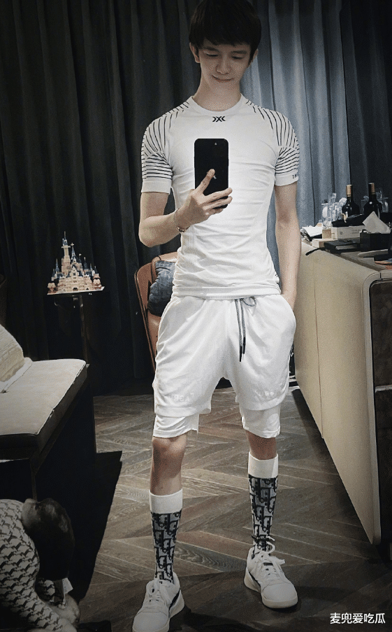 郭敬明|郭敬明与小鲜肉同玩密室？同框照暴露真实身高，网友调侃最多1米5