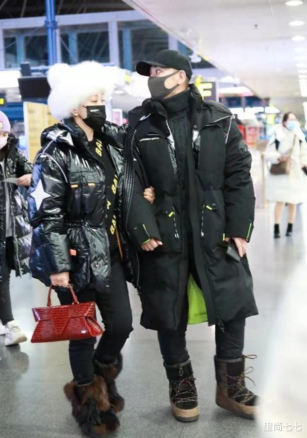 赵文卓|赵文卓夫妇是有多怕冷？他把军用棉裤穿出门，老婆戴貂毛帽更夸张