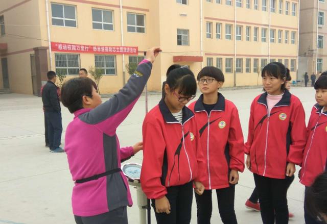 中小学|初中生“标准身高表”来了，超半数学生未达标，你家娃拖后腿了吗
