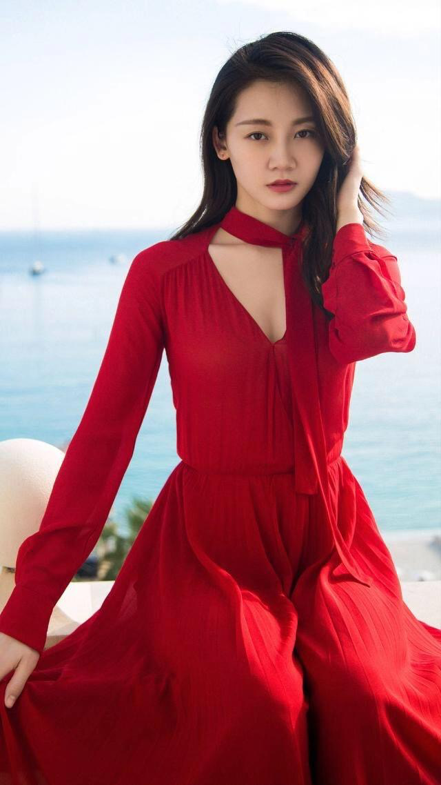 苗苗|郑恺娶到宝了！红色裙装在苗苗身上，简直不要太美