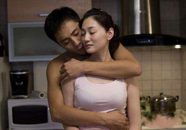 李小冉|李小冉发育猛烈，穿旗袍身材力压杨幂，凹凸感十足