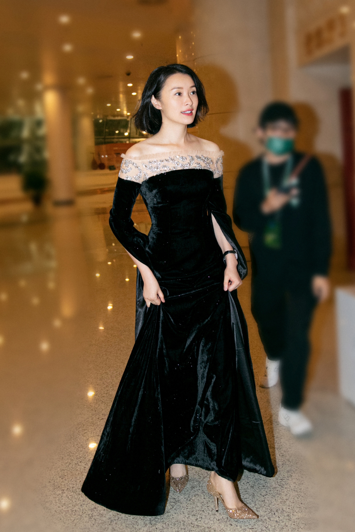 哚乐Like时尚 吴越终于高调，一袭黑色星河丝绒抹胸裙神秘高贵，轻松美成焦点