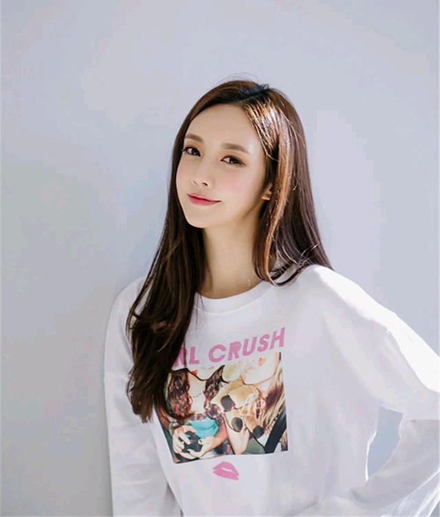 壹品穿搭|女神孙允珠高清时尚搭配：唇彩女孩嘻哈印花破洞长袖衫