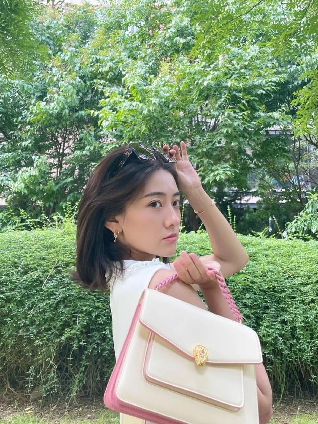 旗袍公馆|分手后的梁洁更少女了，穿短上衣配牛仔裤出门，生图下仍嫩出水来