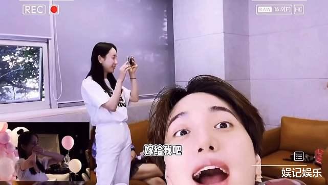 张檬|张檬接受小五求婚，求婚现场在女方家，小五晒照给钻戒打码