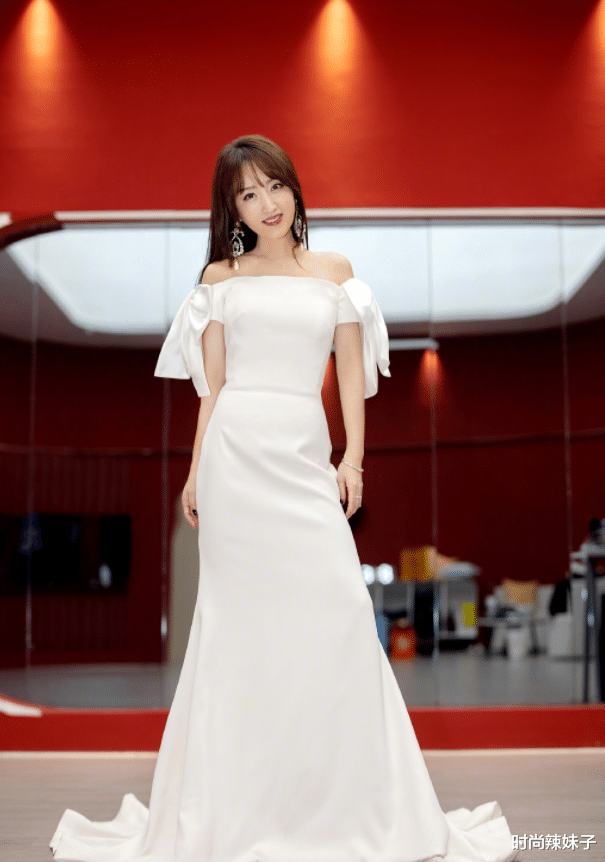 杨钰莹|真服了50岁杨钰莹，一大把年纪还穿儿童上衣，凹出“过山车”线条太撩