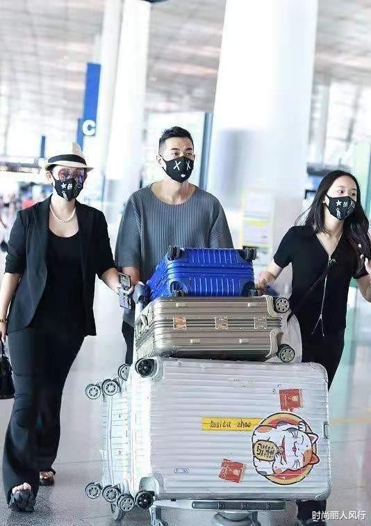 赵文卓|赵文卓全家亮相!女儿穿黑色身材太好,赵文卓硬汉身材魅力十足