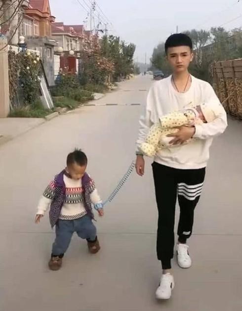 蔷薇妈妈育儿记|“最嫩爸爸”火了，带娃出门被误认成是哥哥，网友直呼：未成年