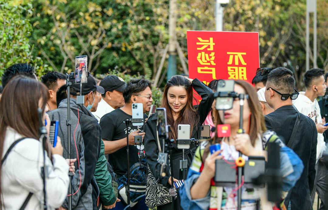 长沙 暗访低俗直播：当众嘶吼打骂、洗脚水淋头…声称日赚4万！