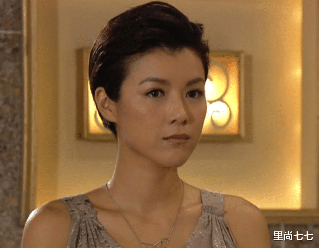 里尚七七 陈豪娇妻带仨娃逛迪士尼,紧身灰T暴露好身材,皮肤娇嫩似大学生