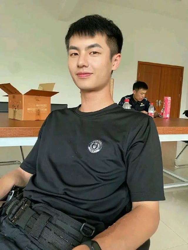 制服|白敬亭「59cm公狗腰」，陈伟霆的「鲨鱼线」，才是内娱帅哥的正确打开方式