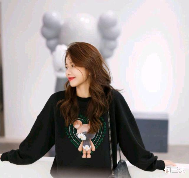 何三沫|初秋穿搭不用纠结，有气质的穿搭或俏皮穿搭，都是不错的选择
