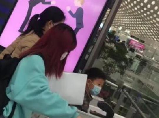 孙悦|孙海洋长女孙悦回国，“红头发”尽显个性，与买家姐姐对比太显著