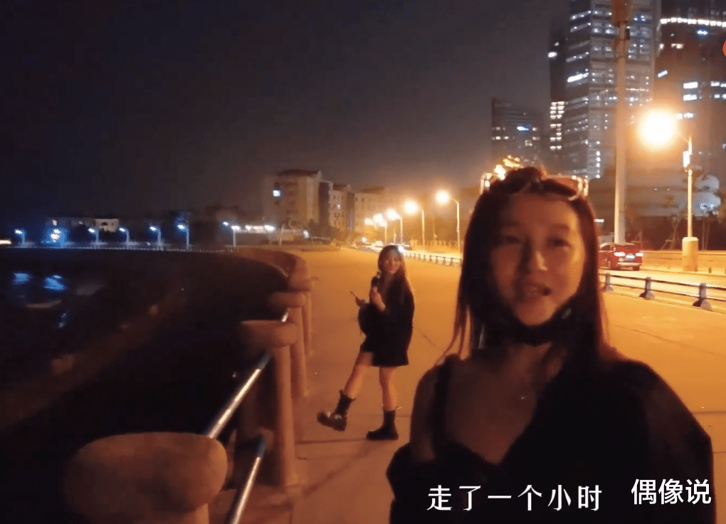 关晓彤|关晓彤晒青岛游玩vlog：不光被蚊子咬脸，丝袜还破洞，辣妹真难当