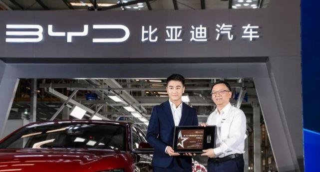 育妈计|王健林把座驾换红旗,霍英东的孙子也是如此,早就换了国产的蔚来