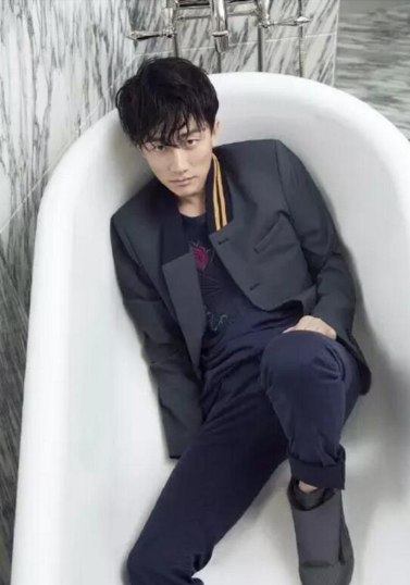 |走进黄轩生活中的家,室内用烛光照明,有点昏暗但充满浪漫气息